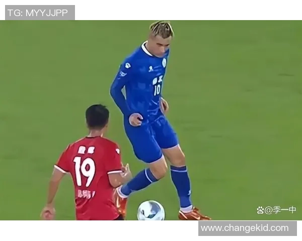 蓬松头发的足球球星场上飞驰展现独特魅力引发球迷热烈讨论