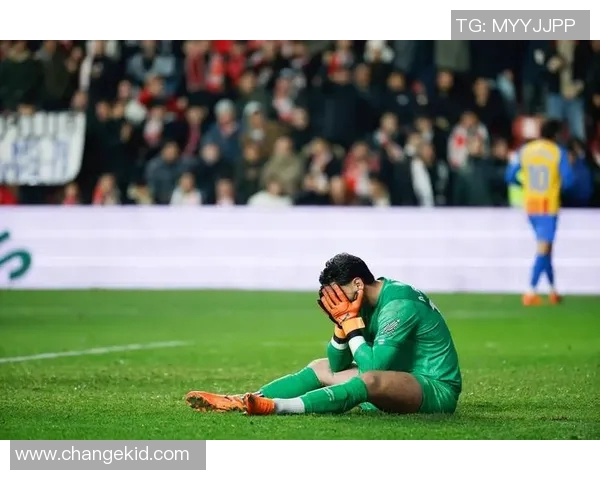 足球球星因拉伤缺席重要比赛 赛季前景面临严峻考验